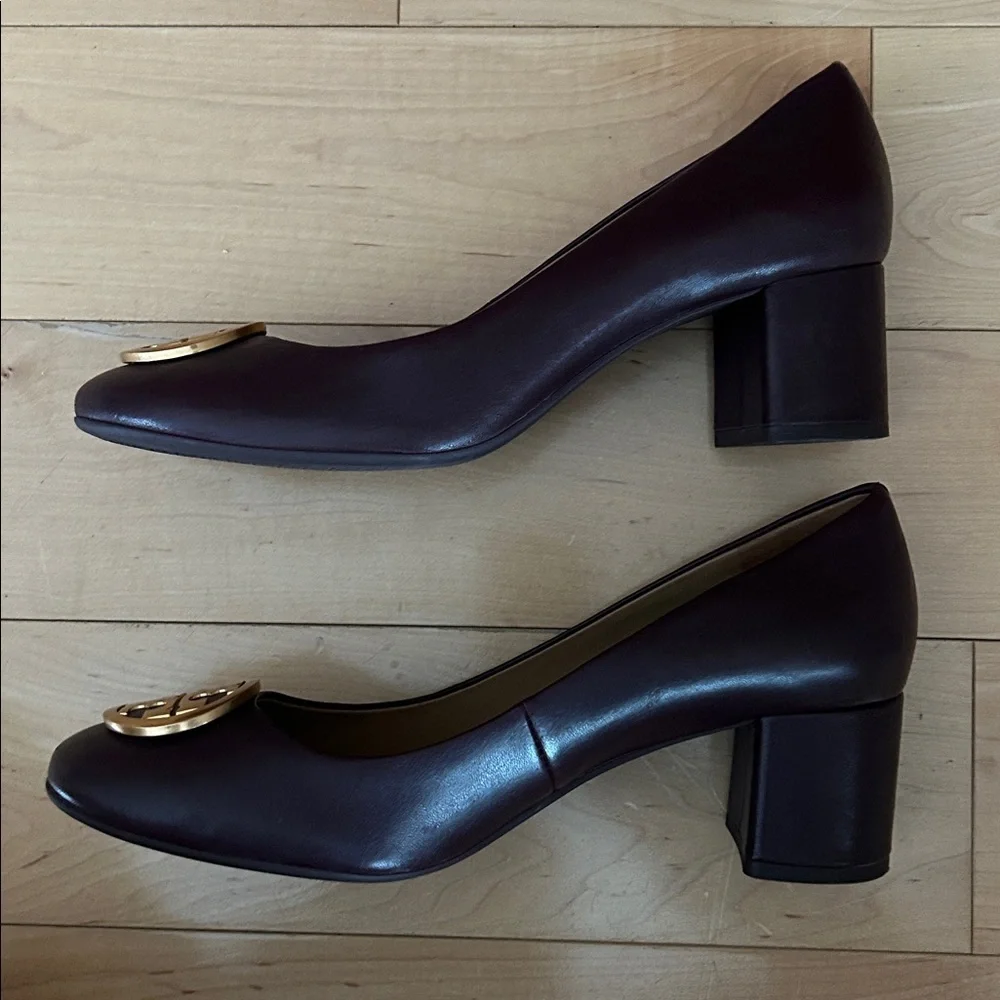 Tory Burch purple pumps with gold logo - Picture 6 of 11